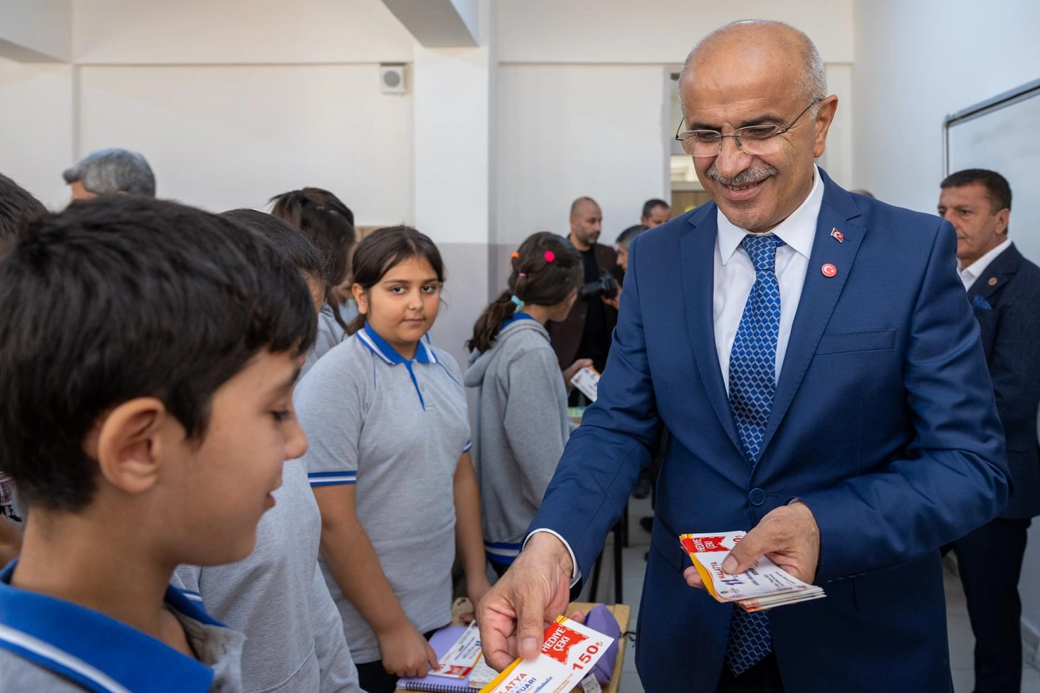 Malatya Büyükşehir Belediye Başkanı Sami Er, Mevlânâ Ortaokulu öğrencilerine ziyarette