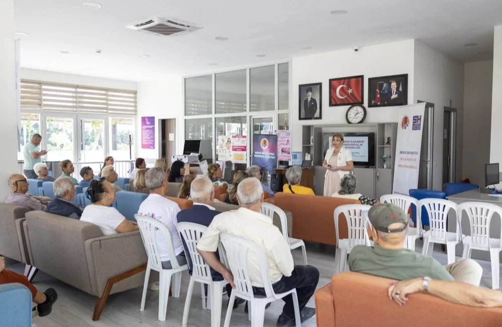 Mersin’de emekli evi üyelerine farkındalık eğitimi Mersin Büyükşehir Belediyesi, her yıl Ekim ayında düzenlenen “Meme Kanseri Farkındalık