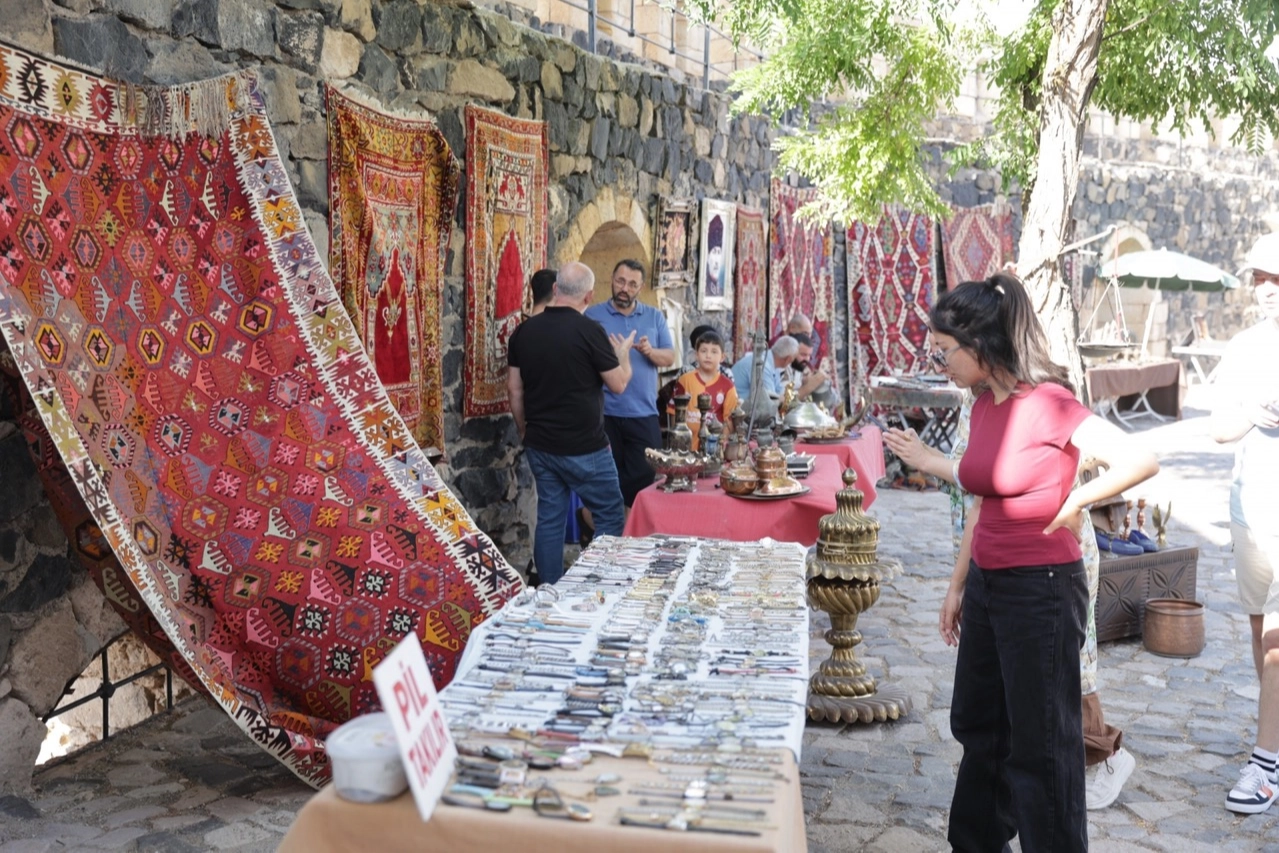 Antika meraklılarını bir araya getiren Nevşehir Antika Pazarı Nevşehir Kalesi’nde