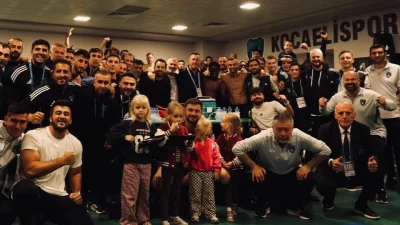 Kocaeli Büyükşehir Belediye Başkanı Tahir Büyükakın, Kocaelispor’un iç saha maçında