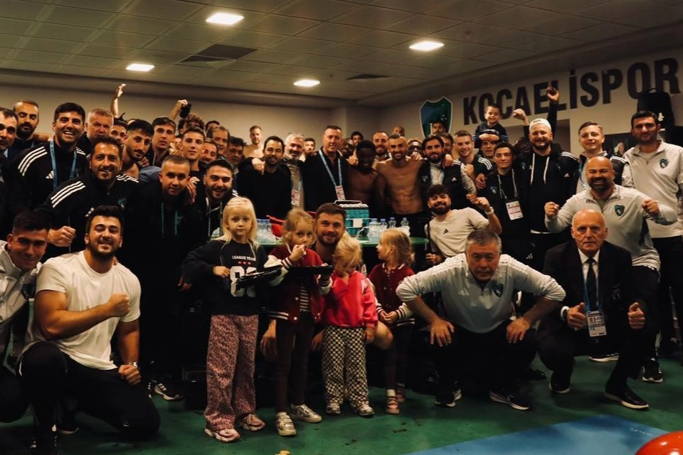 Kocaeli Büyükşehir Belediye Başkanı Tahir Büyükakın, Kocaelispor’un iç saha maçında