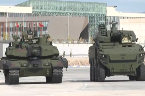 Türkiye’nin milli gururu sahnede… Cumhurbaşkanı Erdoğan: Altay ve Altuğ üretimi başlıyor Türkiye’nin milli ana muharebe tankı Altay, bugün Türk Silahlı Kuvvetleri’nin