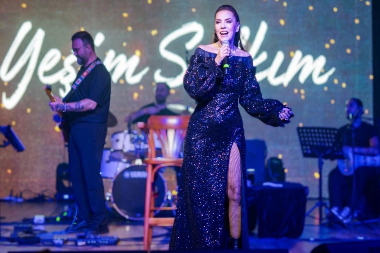 Ünlü şarkıcı Yeşim Salkım, hafta sonu Yavru Vatan Kıbrıs’ta uzun