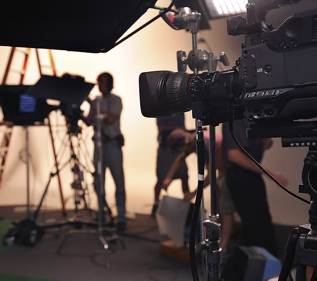 Video prodüksiyon ajansı, görsel içerik üretiminde uzmanlaşmış profesyonel bir ekiptir.