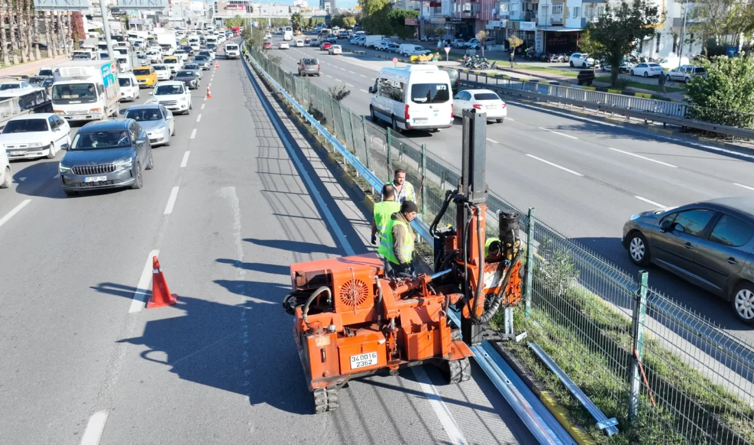 Antalya Büyükşehir Belediyesi, trafik güvenliğini artırmak amacıyla Gazi Bulvarı üzerinde