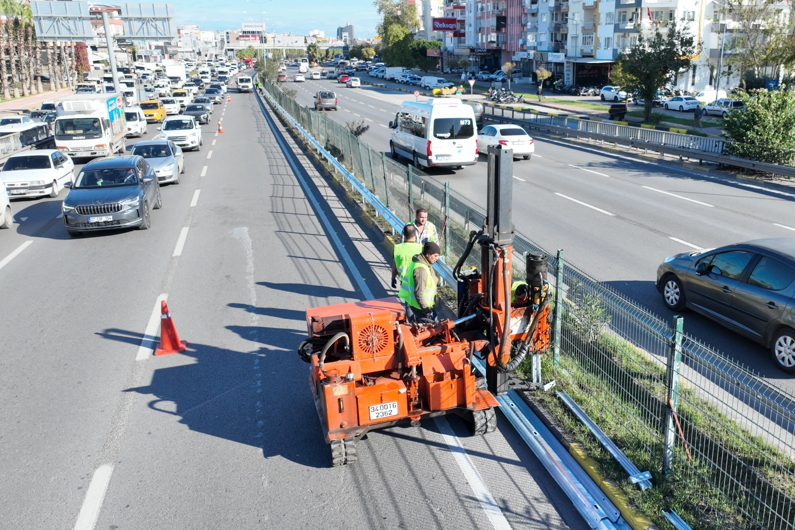 Antalya Büyükşehir Belediyesi, trafik güvenliğini artırmak amacıyla Gazi Bulvarı üzerinde