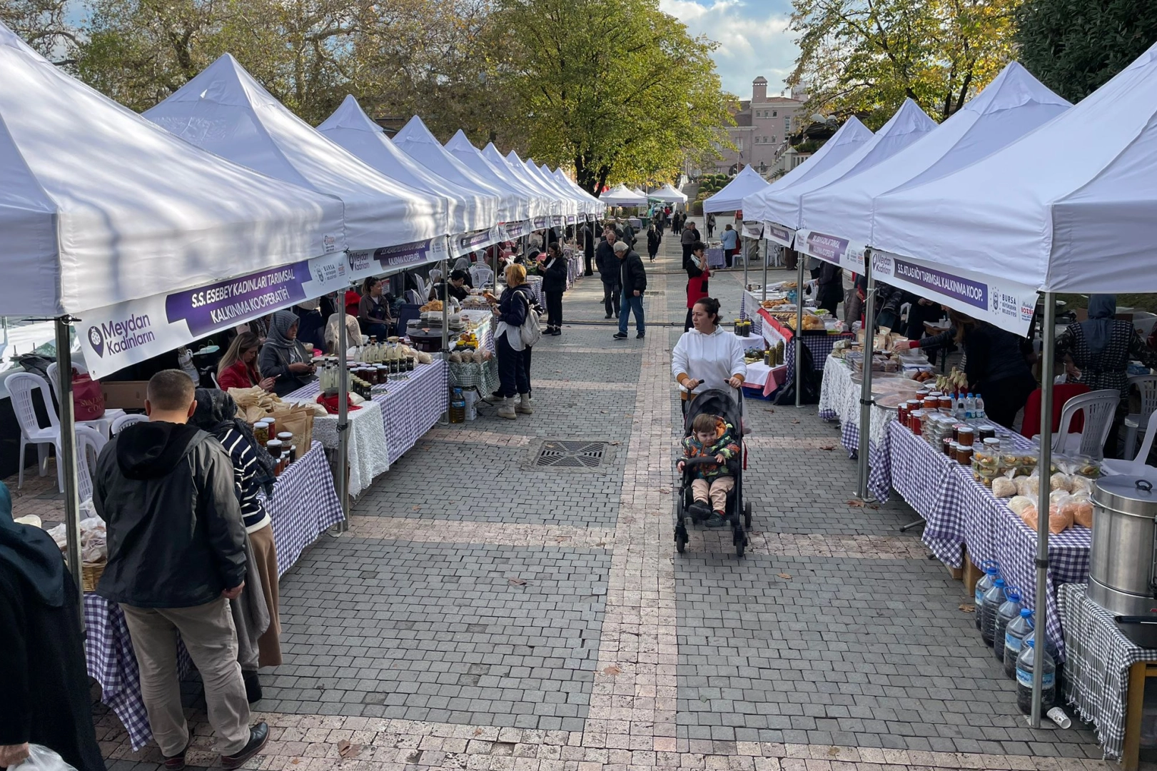 Bursa Büyükşehir Belediyesi’nin ‘Meydan Kadınların’ sloganıyla yürüttüğü dayanışma pazarı bir