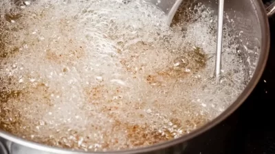 Düzce’de bir tatlı imalathanesinde üzerine dökülen kızgın yağ nedeniyle yaralanan