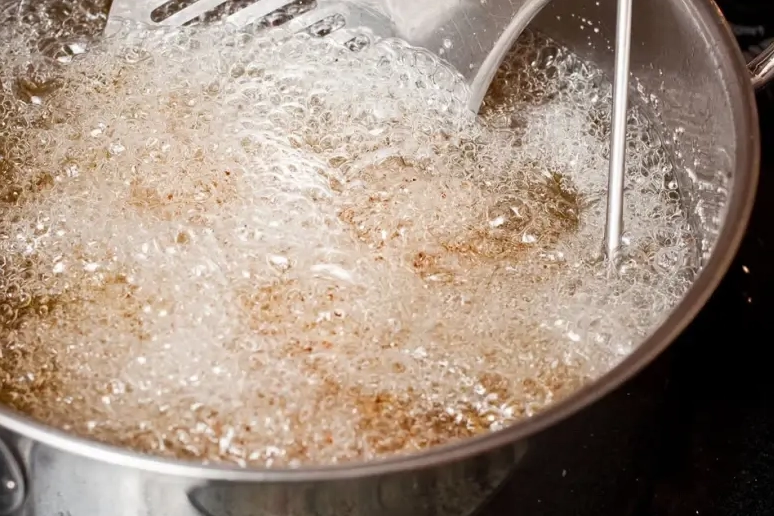 Düzce’de bir tatlı imalathanesinde üzerine dökülen kızgın yağ nedeniyle yaralanan