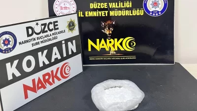 Düzce’de narkotik ekipleri, İstanbul’dan Ankara’ya uyuşturucu sevkiyatı yaptığı değerlendirilen bir