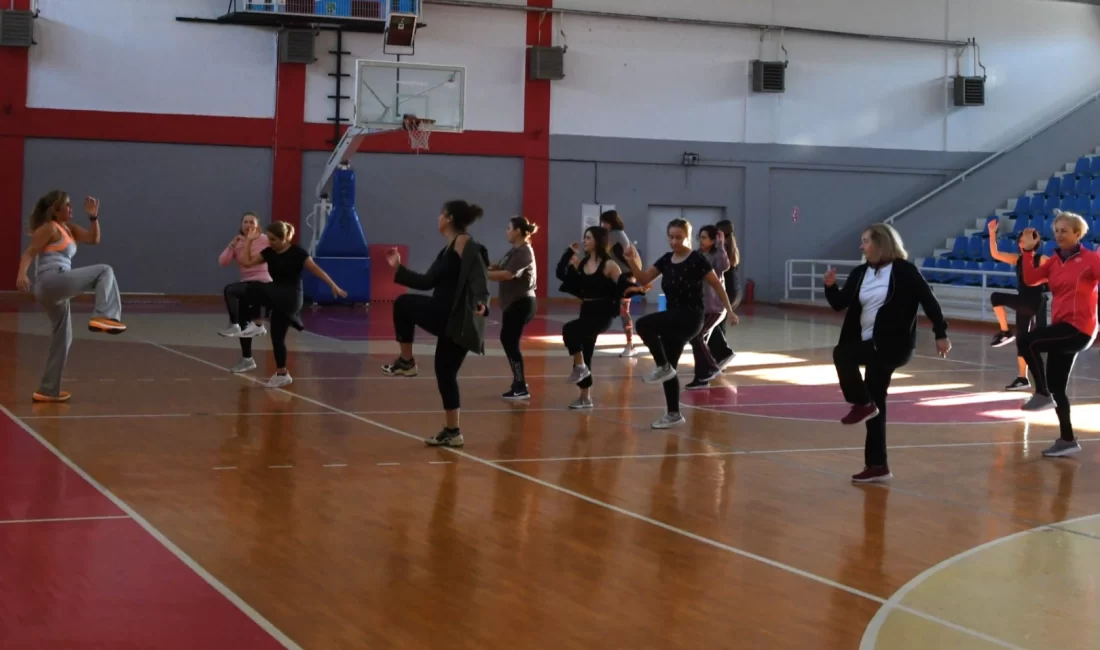 İzmir Narlıdere Belediyesi’nin sağlıklı yaşam için düzenlediği aerobik kursları, kadınlardan