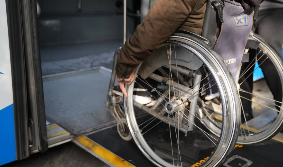 İzmir Büyükşehir Belediyesi, görme engelli yolcuların güvenle kullandığı ödüllü “Duraktayım”