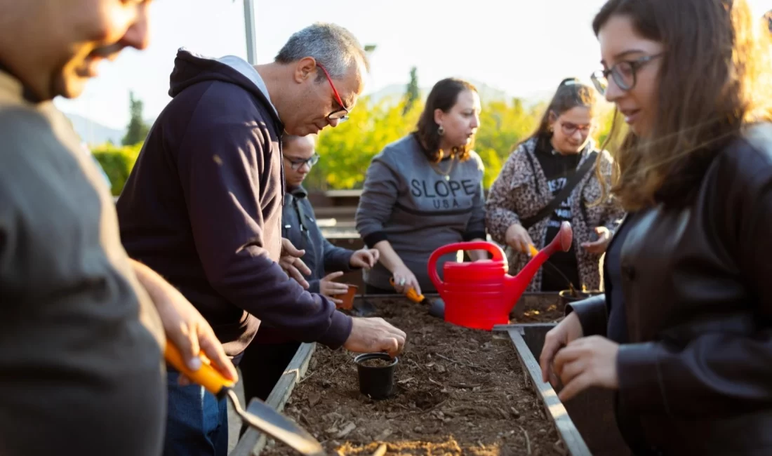 İzmir Büyükşehir Belediyesi’nin “Parkta Etkinlik Var” projesi kapsamında düzenlediği “Tohumdan