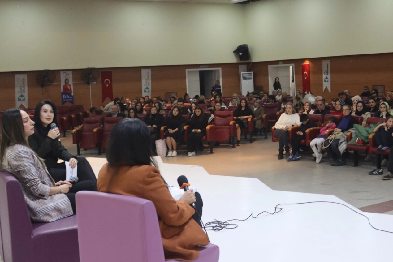İzmit Belediyesi tarafından düzenlenen Dijital Dünyada Sağlıklı Çocuk Büyütmek panelinde