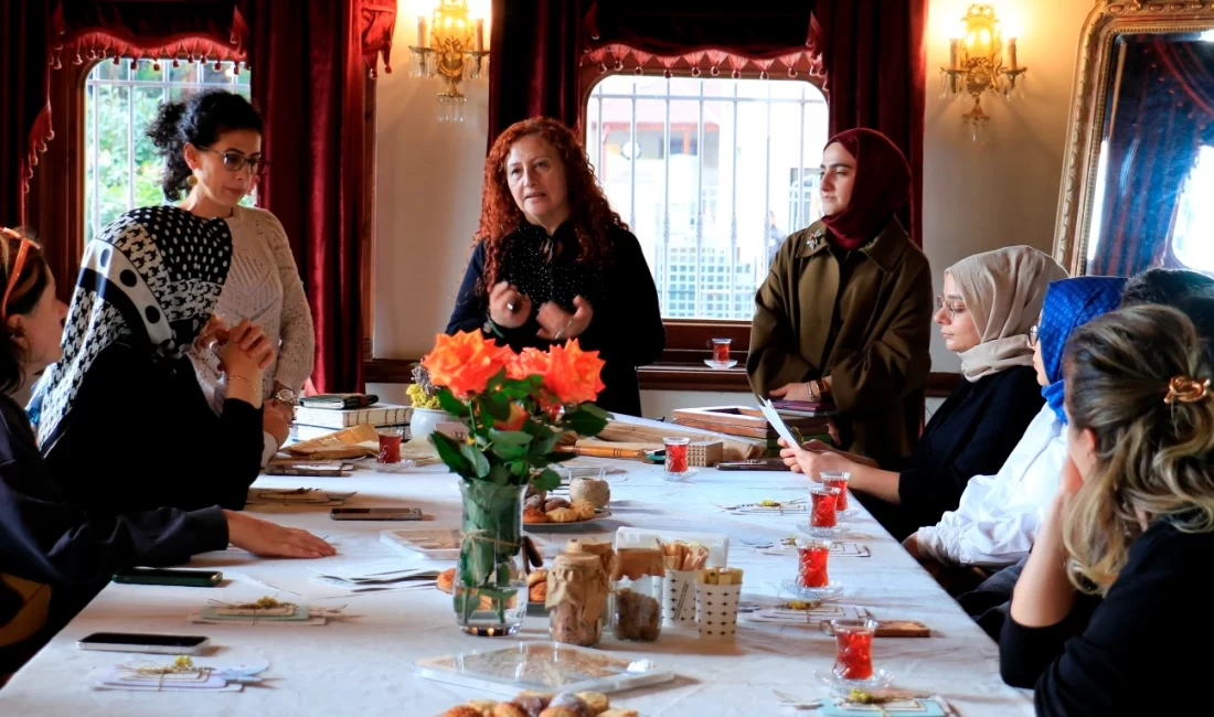 Kocaeli Büyükşehir Belediyesi tarafından düzenlenen “Konak Güllerinin Kağıttaki İzleri” adlı