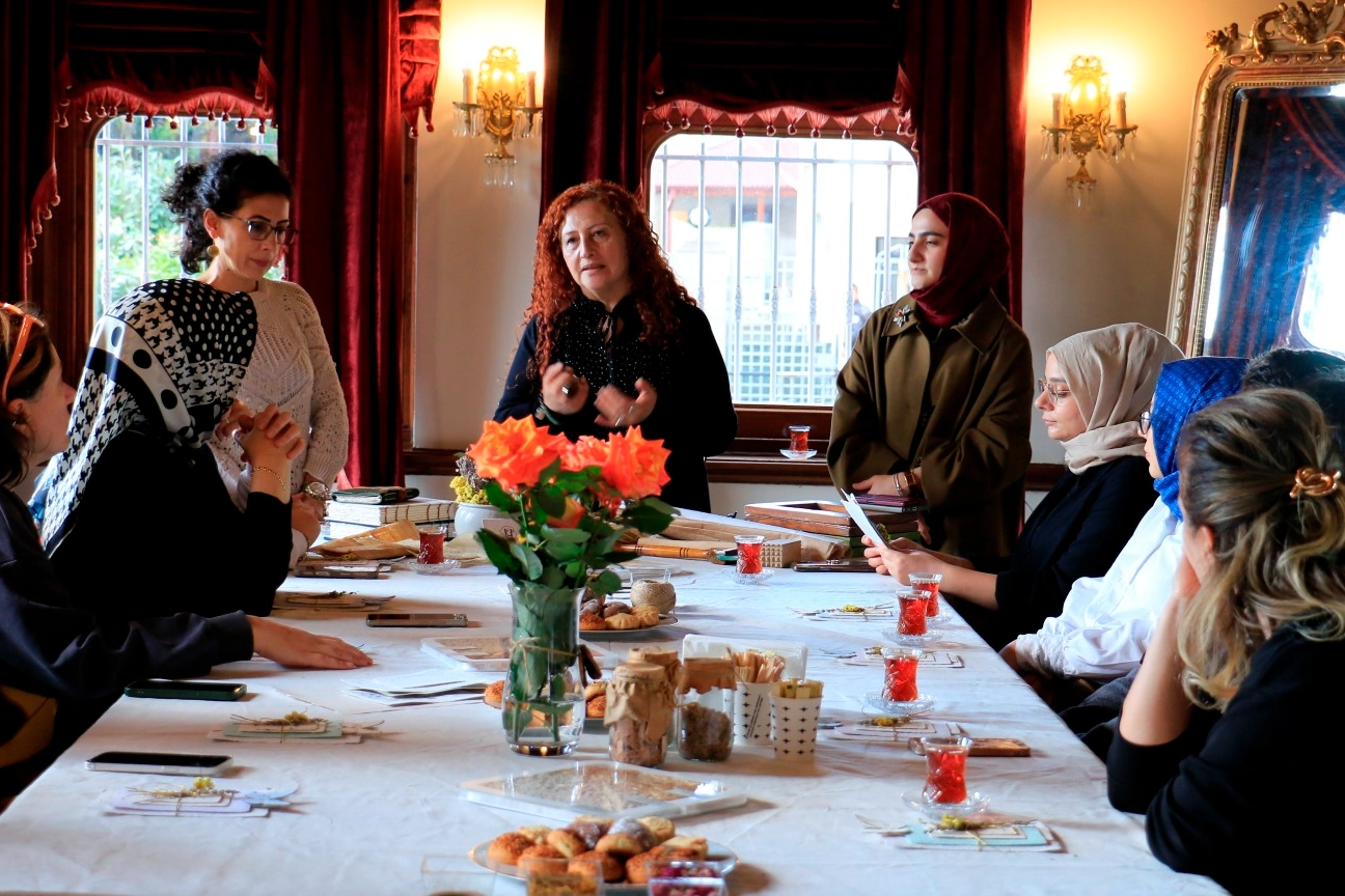 Kocaeli Büyükşehir Belediyesi tarafından düzenlenen “Konak Güllerinin Kağıttaki İzleri” adlı