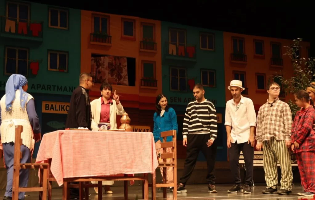 Kocaeli Çayırovalı özel bireyler, düzenlenen programda hünerlerini sergiledi. Tiyatro, folklor