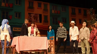 Kocaeli Çayırovalı özel bireyler, düzenlenen programda hünerlerini sergiledi. Tiyatro, folklor