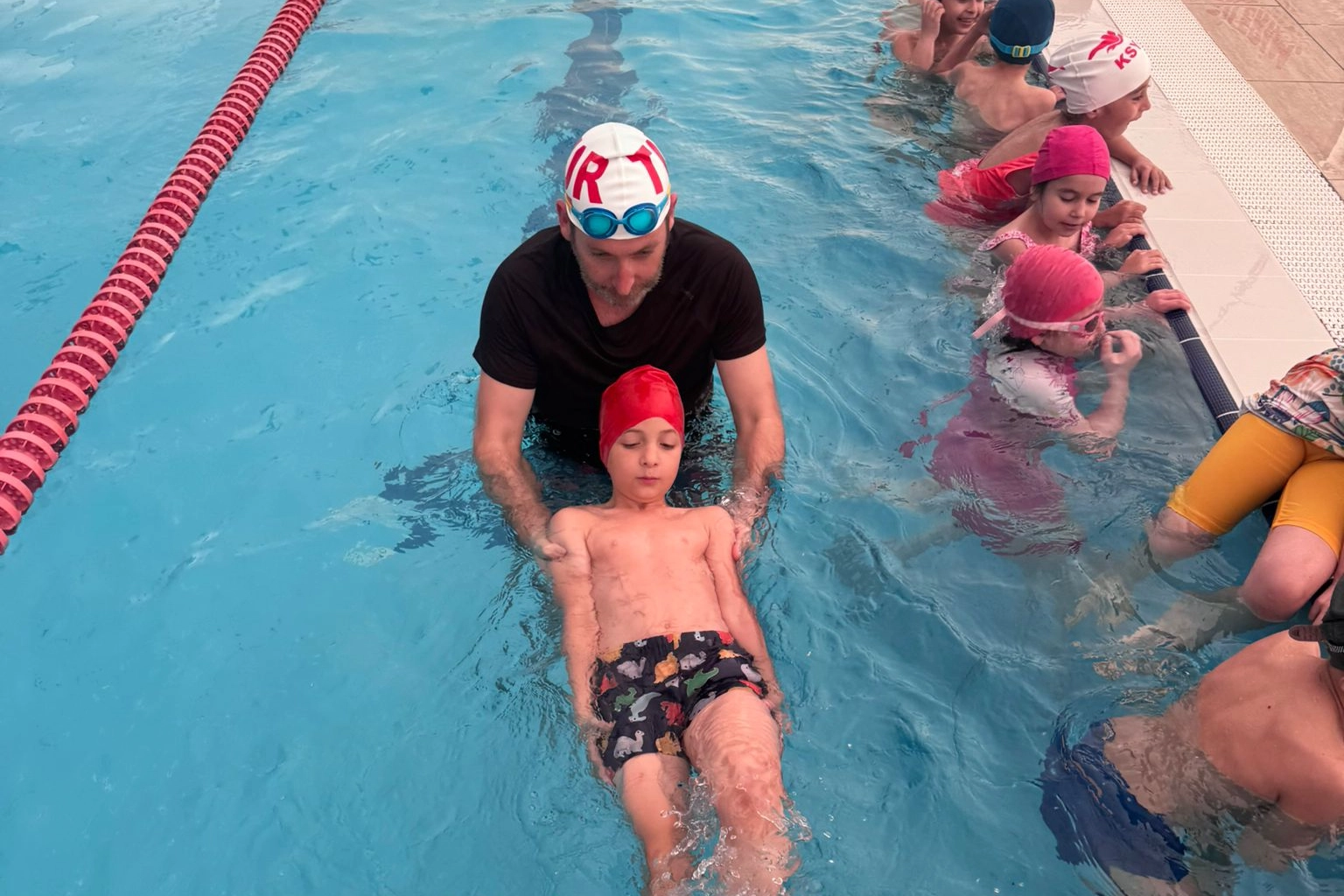 Kocaeli’de İzmit Belediyesinin ücretsiz yüzme eğitimleri kapsamında 30 Ağustos İlköğretim