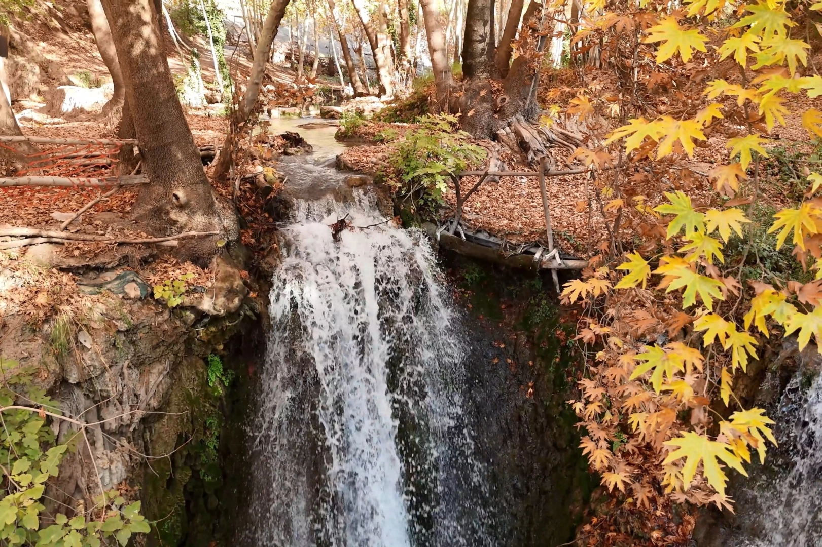 Mardin’in Artuklu ilçesine bağlı Yardere (Kurdisê) Mahallesi’nde bulunan büyüleyici şelale,