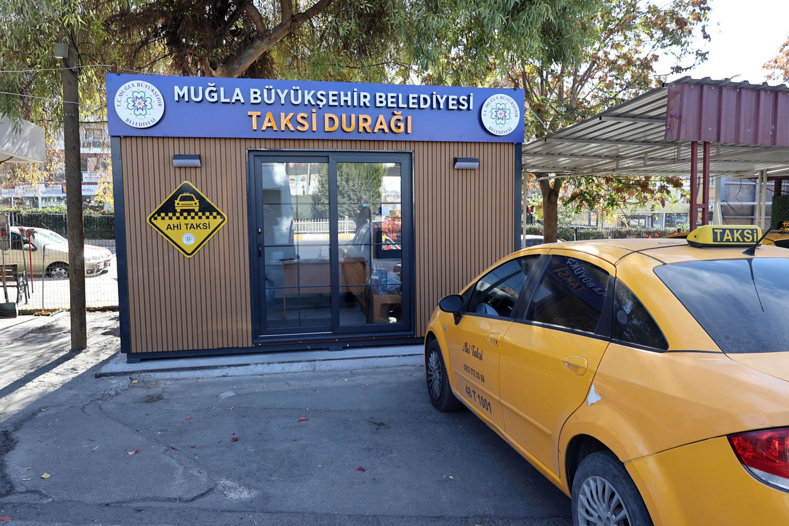 Muğla Büyükşehir Belediyesi, kent estetiğini ve taksici esnafının konforunu artırmak