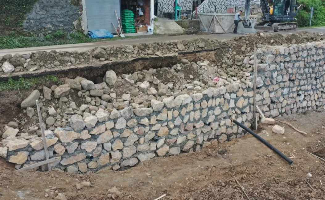 Ordu Büyükşehir Belediyesi Altınordu ilçesi Yukarıtepe Mahallesi’nde taş duvar çalışması