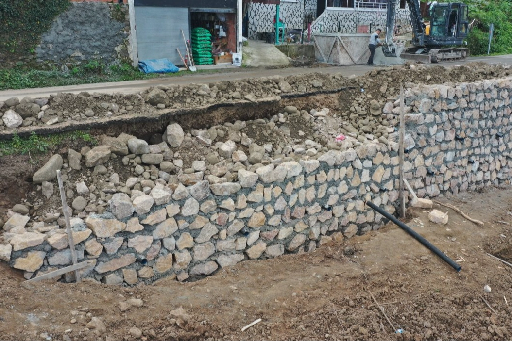 Ordu Büyükşehir Belediyesi Altınordu ilçesi Yukarıtepe Mahallesi’nde taş duvar çalışması