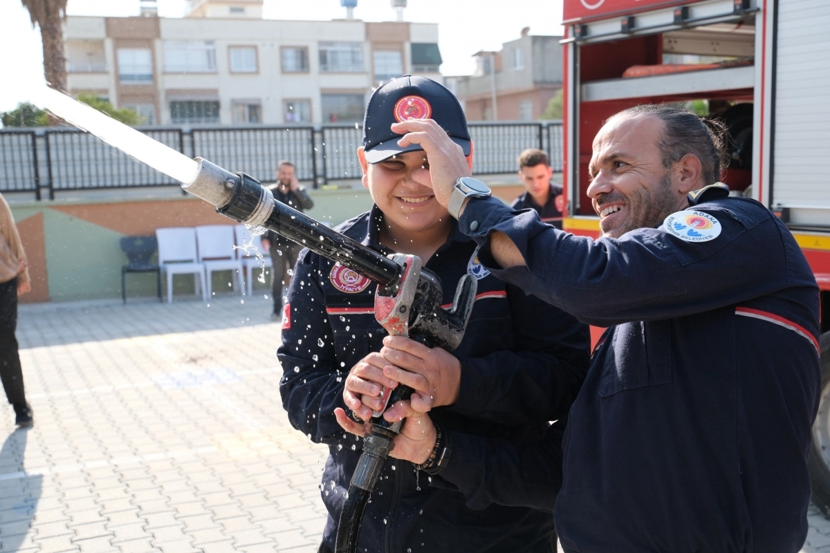 Adana Büyükşehir Belediyesi İtfaiyesi, özel gereksinimli çocukların kalplerine misafir oldu