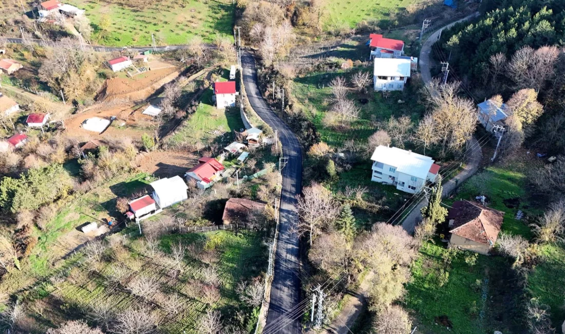 Sakarya Büyükşehir Belediyesi, şehir genelinde sürdürdüğü sıcak asfalt çalışmalarına Geyve’de