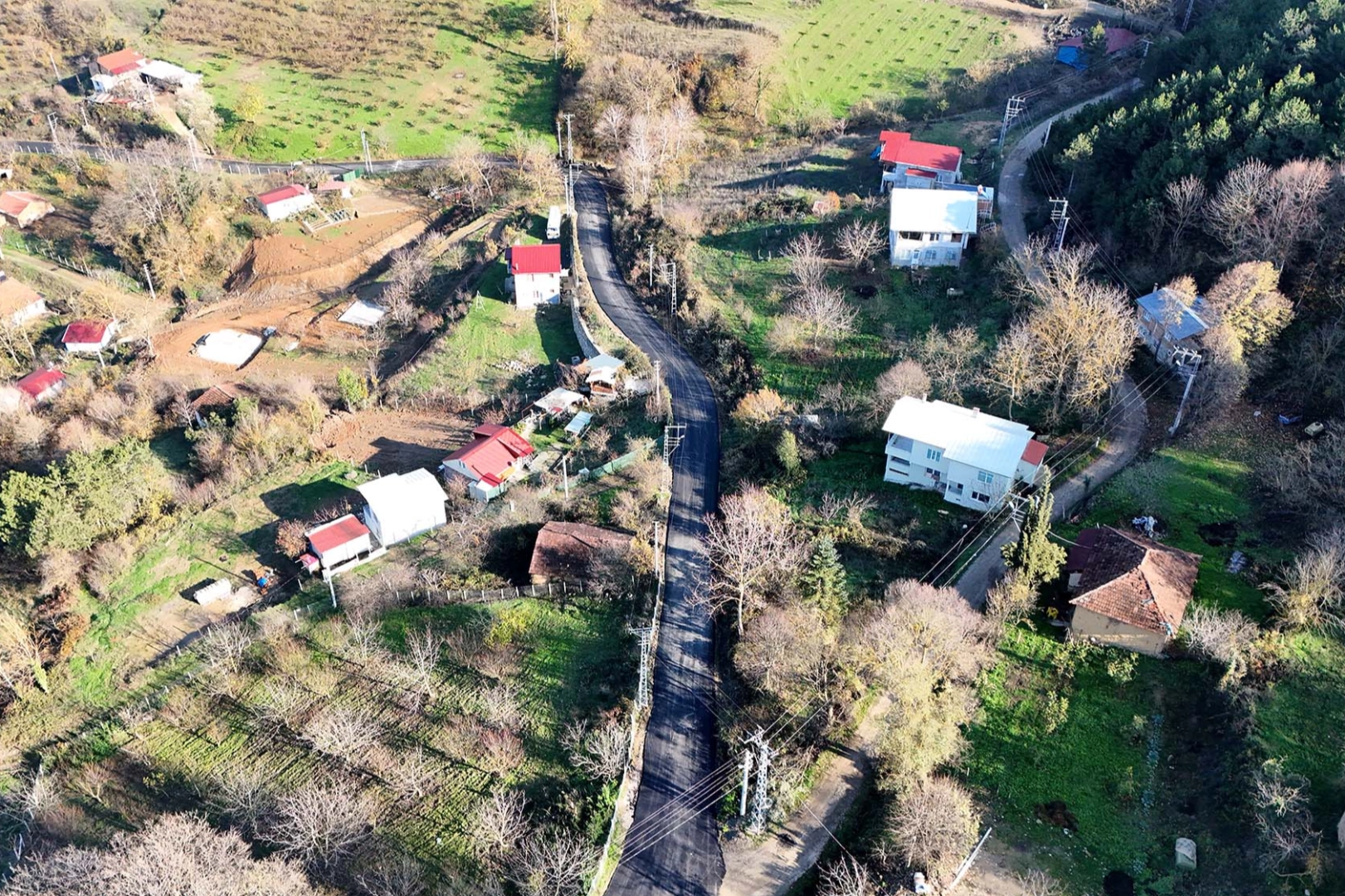 Sakarya Büyükşehir Belediyesi, şehir genelinde sürdürdüğü sıcak asfalt çalışmalarına Geyve’de