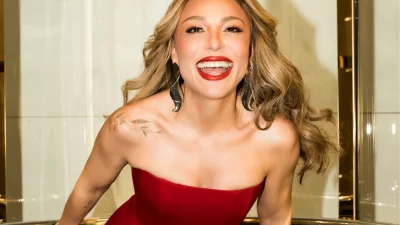 Türk pop müziğinin güçlü seslerinden Ziynet Sali, kırmızı elbisesiyle verdiği