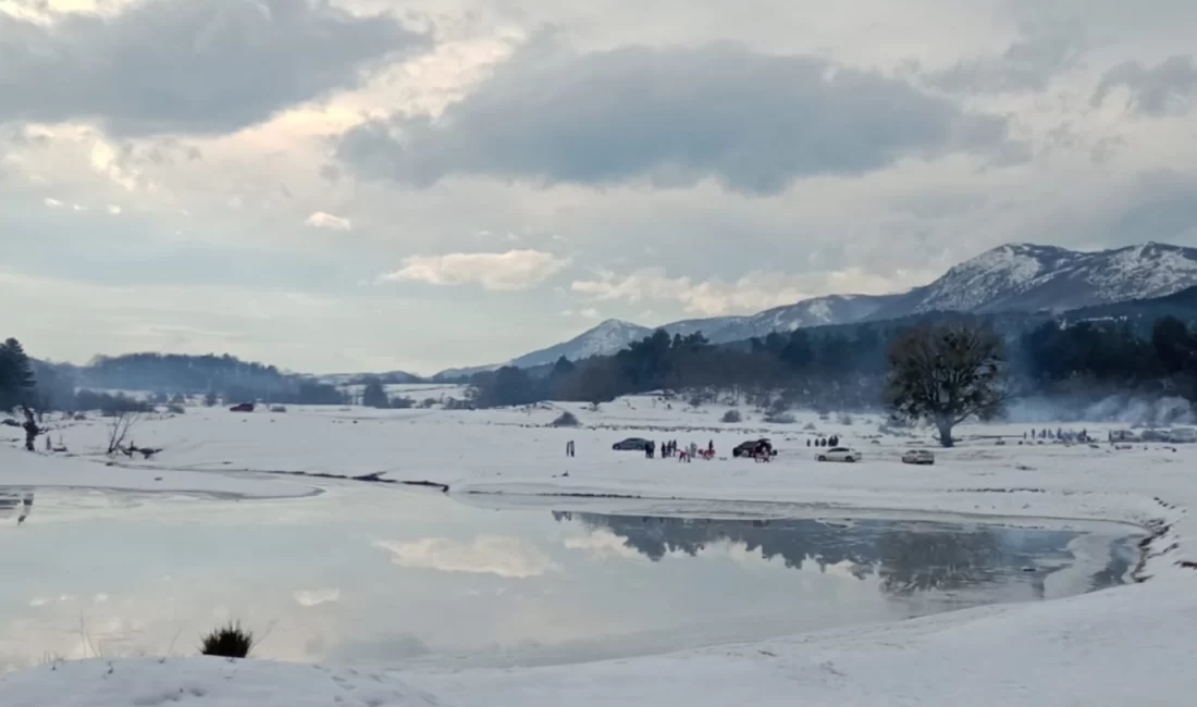 Bilecik’in Osmaneli ilçesinde bulunan Ağlan Göleti, kar yağışının ardından beyaza