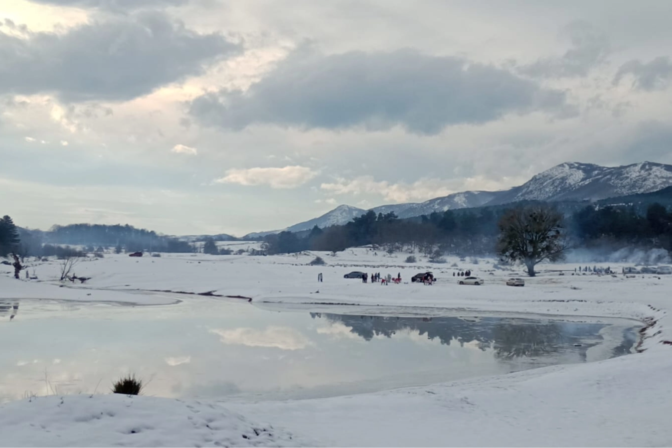 Bilecik’in Osmaneli ilçesinde bulunan Ağlan Göleti, kar yağışının ardından beyaza