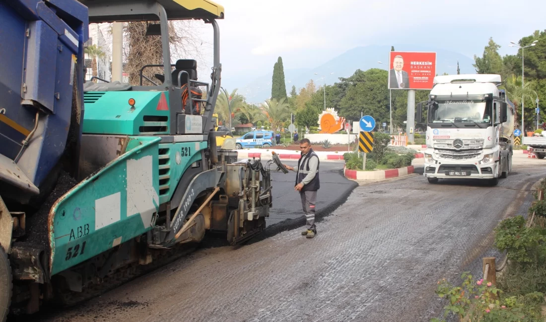 Antalya Büyükşehir Belediyesi, Finike’nin Kale Mahallesi Gümrük Caddesi’ni sıcak asfalt