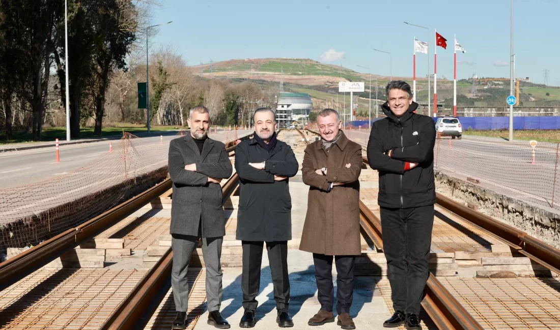 Kocaeli Büyükşehir Belediye Başkanı Tahir Büyükakın, ray döşeme çalışmaları başlayan
