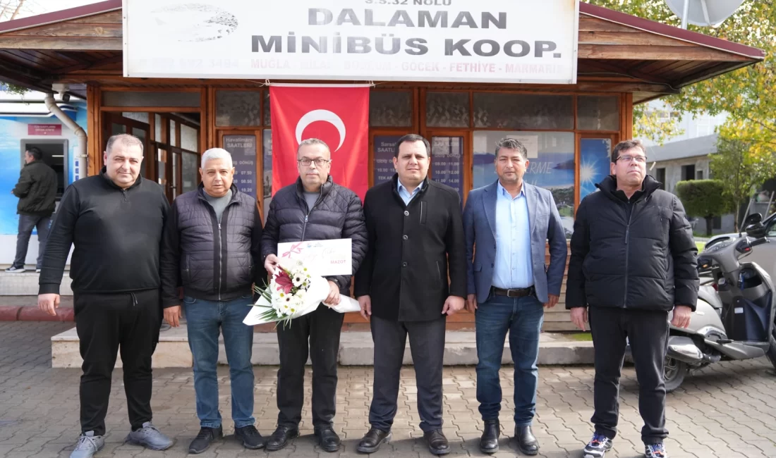 Dalaman Belediye Başkanı Sezer Durmuş, görme engelli bir vatandaşa yardımcı