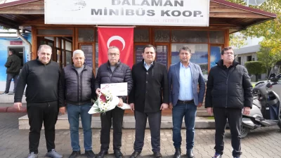 Dalaman Belediye Başkanı Sezer Durmuş, görme engelli bir vatandaşa yardımcı