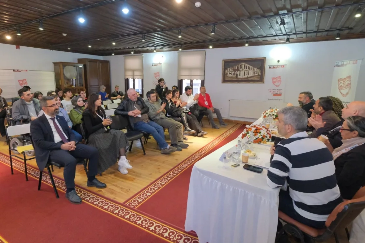 Bursa’da İnegöl Belediyesi tarafından “Sahnede Festival Var” sloganıyla düzenlenen tiyatro