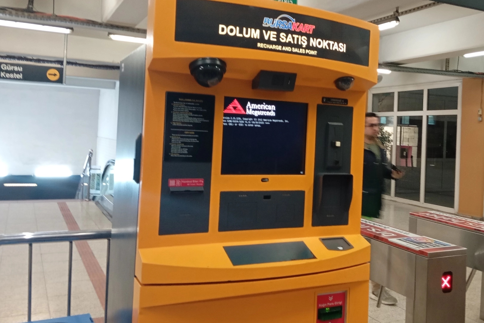 Bursa’da metro istasyonlarına yerleştirilen Bursakart kiosk cihazları, Osmangazi Metro İstasyonu’nda