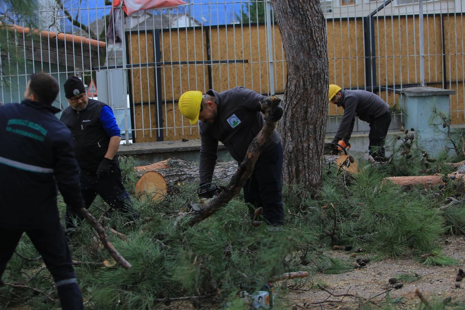 Bursa Osmangazi Belediyesi, Bursa’da sabah saatlerinden itibaren etkisini artıran lodos