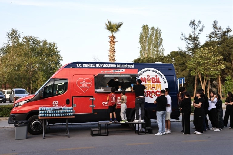 Denizli Büyükşehir Belediyesinin geçen yıl hizmete aldığı mobil ikram araçları,