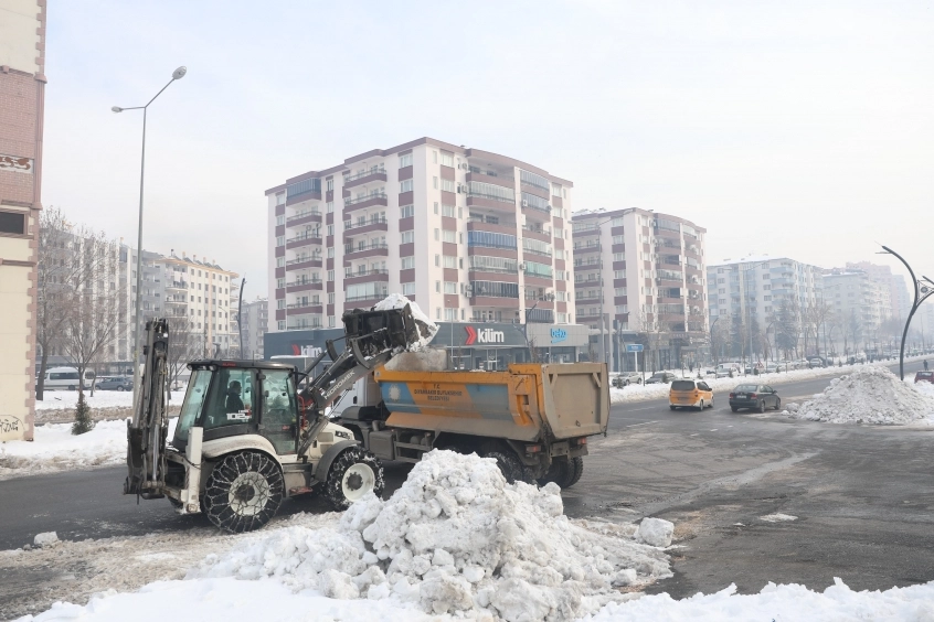 Diyarbakır Büyükşehir Belediyesi, kar ve buzlanma nedeniyle bazı kritik kavşak
