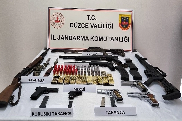 Düzce İl Jandarma Komutanlığı ekiplerince yapılan uyuşturucu ve silah operasyonunda