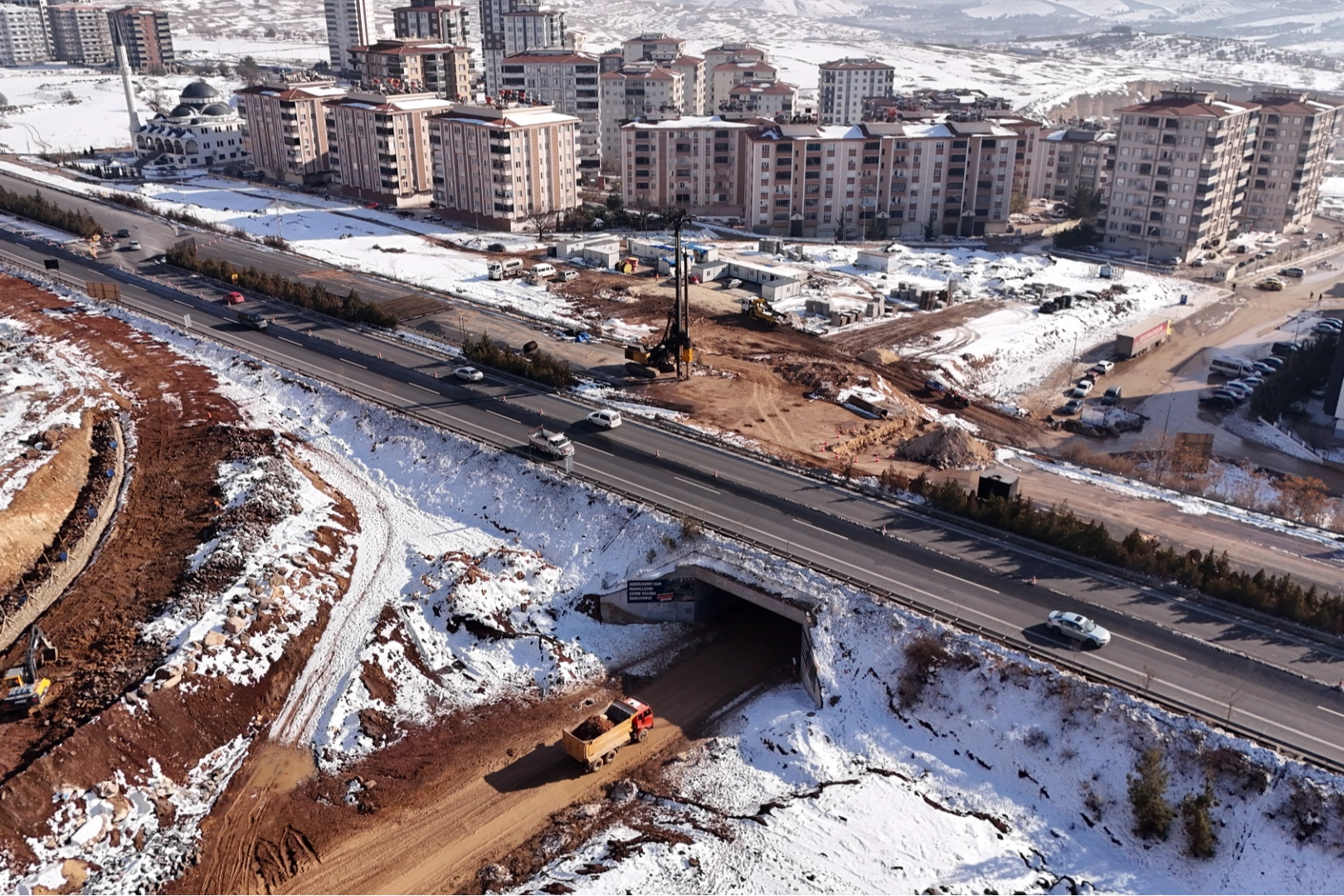 Gaziantep Büyükşehir Belediyesi tarafından yapımı sürdürülen Abdülhamit Han Köprülü Kavşağı’nda