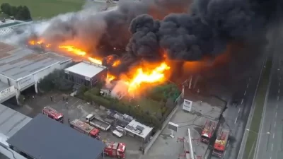 İstanbul’un Büyükçekmece ilçesinde bir fabrikaya ait plastik kasalarda çıkan yangın,