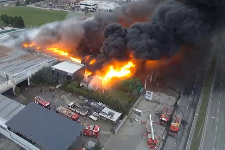 İstanbul’un Büyükçekmece ilçesinde bir fabrikaya ait plastik kasalarda çıkan yangın,