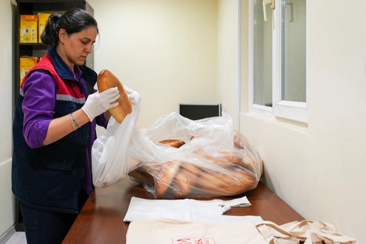 İstanbul Maltepe Belediyesi, ilçedeki ihtiyaç sahipleri için ücretsiz ekmek dağıtmaya