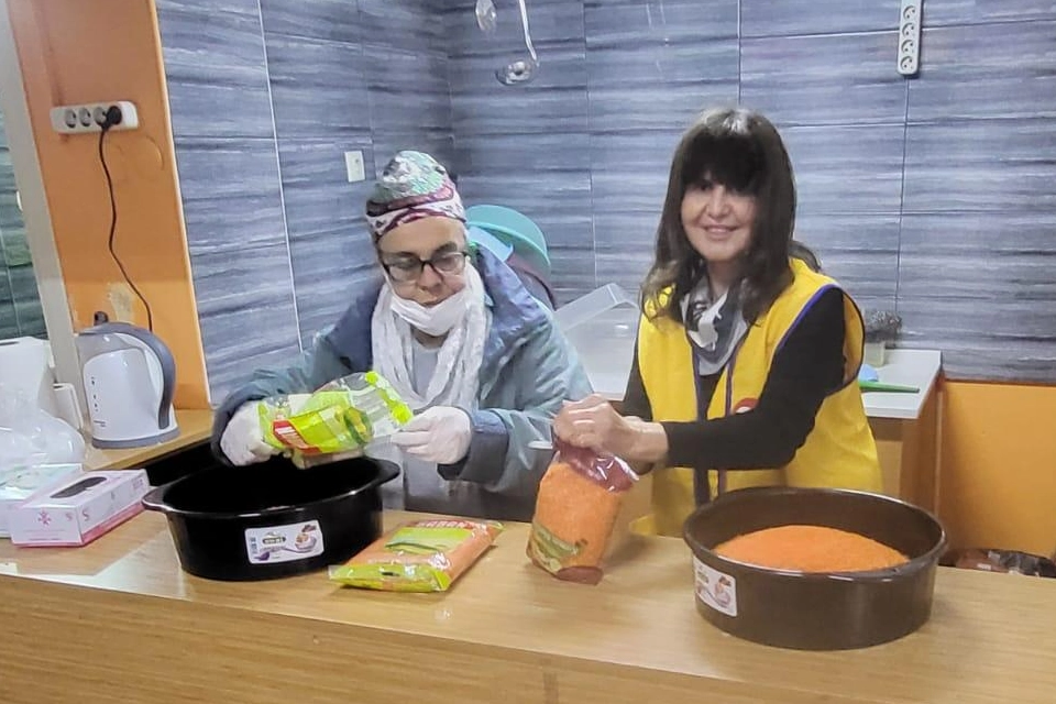 Lions Kulüpleri’nin “Açlık Hizmet Ayı” kapsamında İzmir Artemis Lions Kulübü,