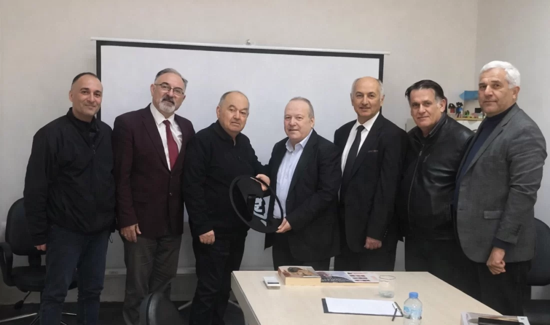 İzmir Büyükşehir Belediyesi eski Başkanı Burhan Özfatura, kentin yıllardır çözülemeyen