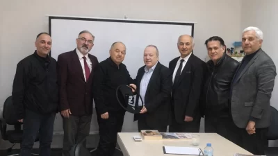 İzmir Büyükşehir Belediyesi eski Başkanı Burhan Özfatura, kentin yıllardır çözülemeyen